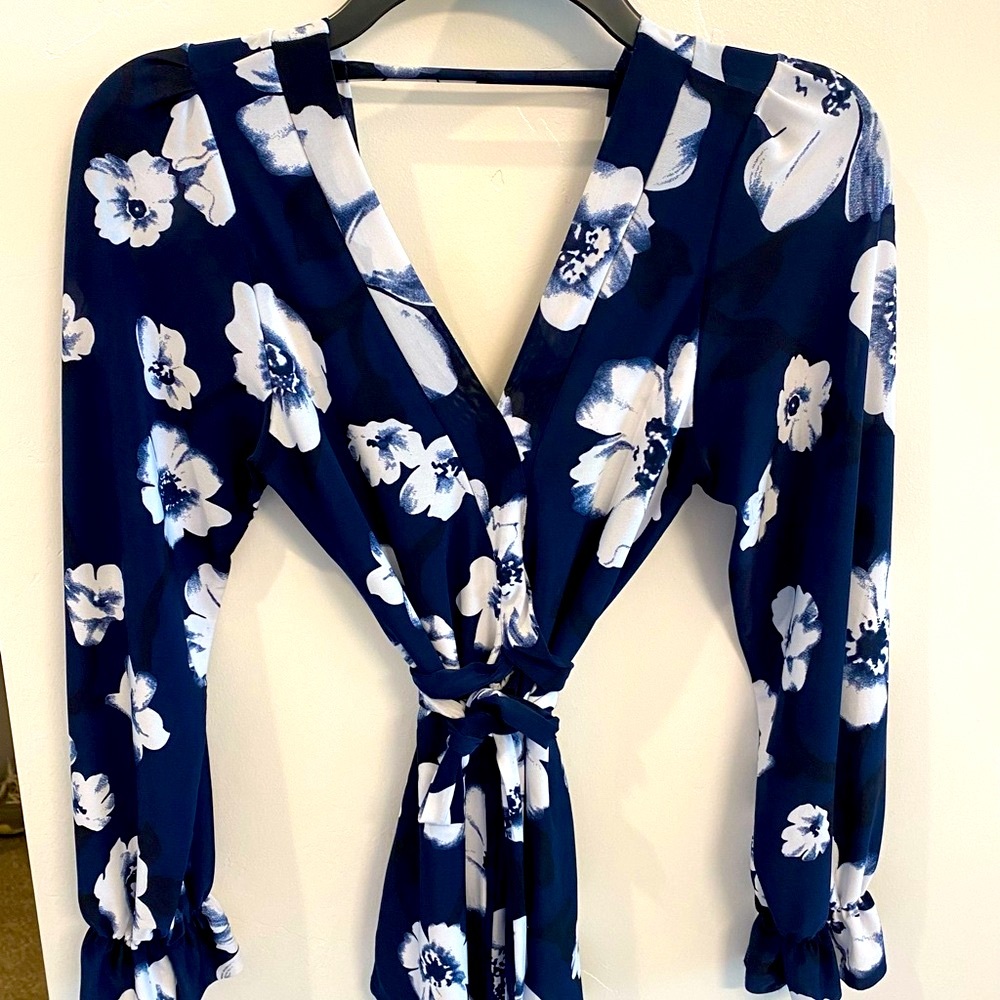 Navy Floral Wrap top V-Neck Size S